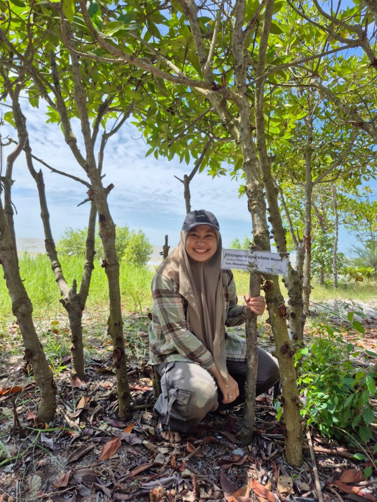 Mangrove untuk Kehidupan Pesisir: Kolaborasi KontributorYSPMAS dan Mahasiswa Pendidikan Biologi Universitas Royal di Desa Lalang, Batu Bara whatsapp image 2026 01 03 at 20.52.30