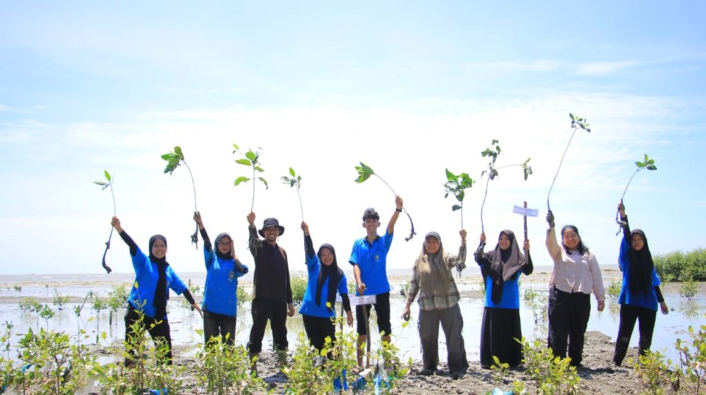 Mangrove untuk Kehidupan Pesisir: Kolaborasi KontributorYSPMAS dan Mahasiswa Pendidikan Biologi Universitas Royal di Desa Lalang, Batu Bara whatsapp image 2026 01 03 at 21.00.31